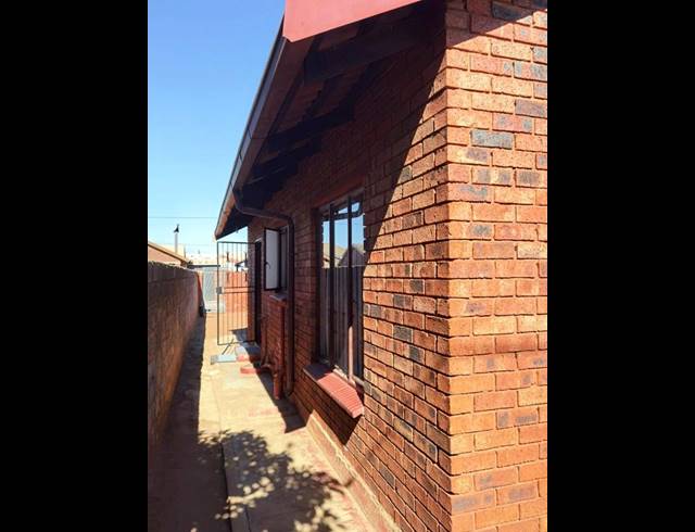 3 BEDROOM HOUSE FOR SALE IN PROTEA GLEN